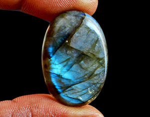 พลอยลาบราดอไรต์สีน้ำเงิน ขนาด 50x15x8 มม. ทรงรีแบนเรียบขัดเงา คุณภาพเยี่ยม พร้อมแสงสะท้อนสีฟ้า - Product Image 2