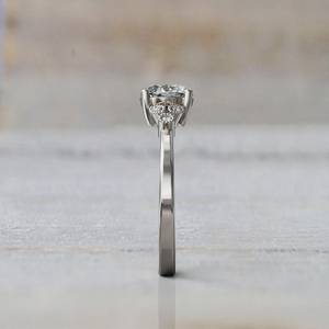 Bague de fiançailles élégante en moissanite ronde de 1 carat, or blanc 14 carats, solitaire, bague de mariage pour femmes, vente en gros - Product Image 5