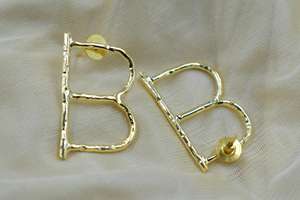 Bijoux d'oreilles plaqués or avec mots anglais de haute qualité pour femmes et filles - Product Image 3