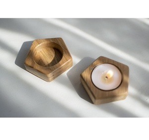 เชิงเทียนไม้ที่วางเทียนที่ทำด้วยมืออย่างยั่งยืน - Product Image 1