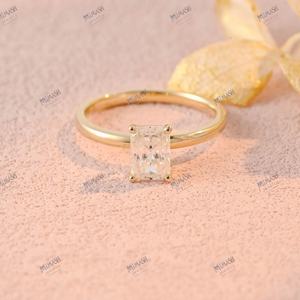 Bague de promesse Solitaire Moissanite coupe radiante, bague de fiançailles délicate pour femme, cadeau de bague en or minimaliste élégant - Product Image 1