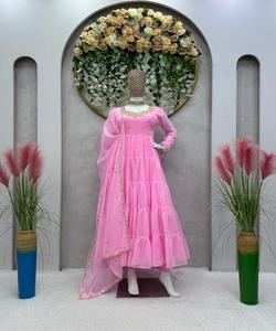 Fusion de mode: Style pakistanais Salwar Kameez - Fusion de styles traditionnels et modernes, créant une mode chic et élégante - Product Image 4