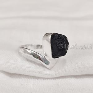 Bijoux en pierre brute Bague pour femme Tourmaline noire brute naturelle Pierre précieuse Octobre Pierre de naissance V Couronne Bande Bague en argent sterling 925 - Product Image 1