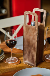 Porte-accessoires en cuir Cadeaux pour hommes Caddy pour père Sac de transport artisanal pour une bouteille de vin LEB-0040B - Product Image 4