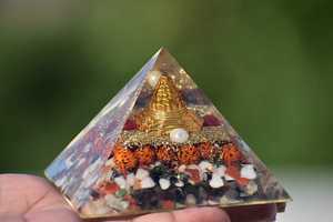 Pyramide d'orgonite Shree Yantra à succès avec Rudraksha et pierres précieuses, protection Vastu, guérison énergétique et décoration spirituelle - Product Image 3