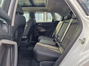 SUV compacto de lujo modelo 2024 equipado con un motor turboalimentado de 2.0 litros y transmisión automática. - Product Image 3