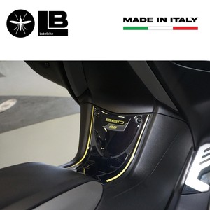 Adesivi 3D Personalizzati per Poggiapiedi Anteriore Compatibili con Yamaha Tmax 560 20° Anniversario - Product Image 4
