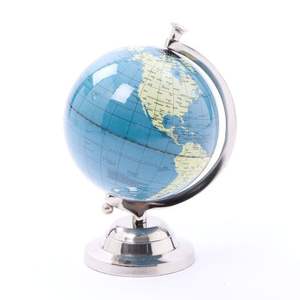 Escultura de estilo pisapapeles de globo de metal con detalles de diseño finos ideal para escritorios y configuraciones de oficinas ejecutivas - Product Image 2