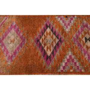 Alfombra Vintage de 2.6x12.1 pies, Alfombra Turca, Alfombra de Lana con Estampado Animal Naranja - Product Image 4