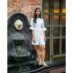Robe chemise décontractée Daisy avec une silhouette ample et confortable - Product Image 1