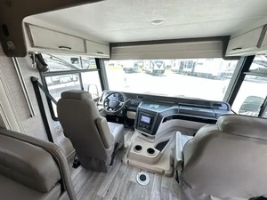 Autocaravana E-N-T-E-G-R-A RV C-O-A-C-H VISION 27A modelo 2022, USADA EN BUEN ESTADO, lista para la venta. - Product Image 3