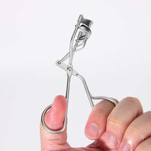 Rizador de pestañas chapado secundario plateado mate con almohadilla de silicona - Product Image 3