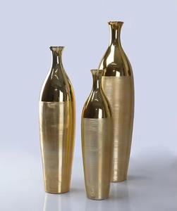 Vase à fleurs côtier artisanal H.M.A avec structure en fer, décoration dorée, résistant à la rouille, trou de drainage - Mariage et Pâques - Product Image 1