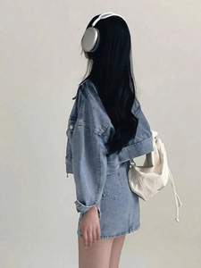 Nouveau design personnalisé Veste en jean classique pour femmes avec coutures solides, boutons de qualité supérieure et coupe ajustée flatteuse. - Product Image 4