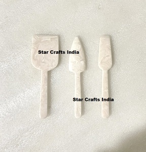 Vente chaude Ensemble de couteaux à fromage en résine faits à la main personnalisés pour un usage domestique-Couverts en résine de table, y compris l'épandeur de fourchettes à fruits - Product Image 1