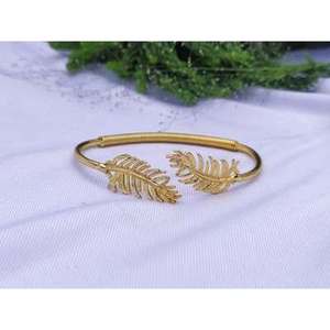 Bracelets en laiton faits à la main, plaqués or, style vintage avec motif plume, pour cadeaux - Product Image 3