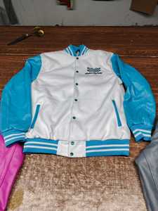 Veste de baseball en chenille brodée en polyester/coton avec logo personnalisé OEM, veste vintage pour homme, toile satinée vierge, formelle - Product Image 3