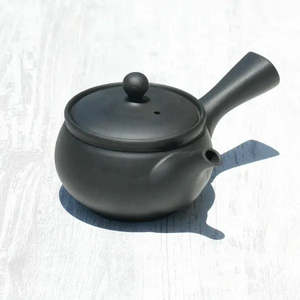 Théière Kyusu noire avec filtre en céramique, poignée et couvercle de style classique, pour boisson, design classique, vaisselle Tokoname, idéale pour les cadeaux - Product Image 4