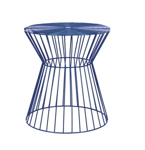 Elegante mesa auxiliar de hierro azul con parte superior lisa y base geométrica perfecta para exhibir pasillos decorativos - Product Image 1