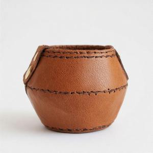 Mini pot en cuir parfait pour les petites plantes succulentes apportant chaleur artisanale et beauté texturale aux intérieurs contemporains - Product Image 6