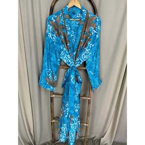 Robe de plage vintage chic bohème pour femme en soie de sari recyclée, idéale pour les tenues de villégiature, kimono Gypsy House pour la détente et les tenues de bain. - Product Image 5