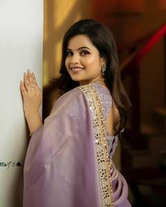 Fournisseur indien vendant des saris ethniques en soie pure et en viscose, en soie Tussar, prêts à porter, minimalistes, personnalisables, pour femmes - Product Image 4