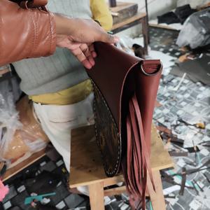 Nouvel arrivage 2025 Sac fourre-tout à bandoulière en cuir suédé de créateur bohème à motif floral outillé à la main de haute qualité en cuir de vachette imperméable - Product Image 4