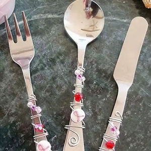 Ensemble de couverts élégant avec poignée perlée finition argent, idéal pour les repas quotidiens, les repas formels et la décoration intérieure, fabriqué à la main en Inde - Product Image 1