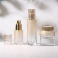 Emballage élégant pour soins de la peau en verre dégradé, flacon et pot givrés élégants avec bouchon rayé vertical doré brillant, approvisionnement en gros
