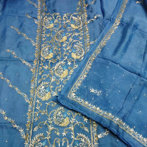 Designer moderne brodé à la main belle coupe traditionnelle indienne mode avant costumes soie non cousue pour la fête - Product Image 1