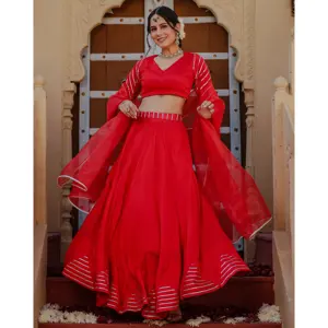 Conjunto de Lehenga para Mujer en Seda Chinon Roja con Bordado Gota - Product Image 2