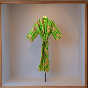 Kimono hecho a mano Tie-Dye Robe Satin Bohemian Loungewear con mangas anchas estilo Kimono para Resorts Elevando su colección - Product Image 3