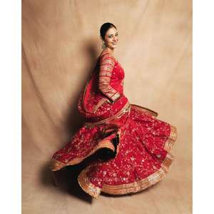 Conjunto de Lehenga Indo-Occidental de Tafetán de Seda Moderno de la Mejor Calidad, Largo hasta el Suelo, Colores Personalizados, con Hermosos Bordados de Lentejuelas y Zari - Product Image 4