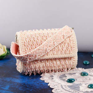 Sac à rabat élégant en daim perlé brodé de perles, style vintage, pour femmes, mariages, soirées, avec chaînes et boutons ornés de diamants - Product Image 1