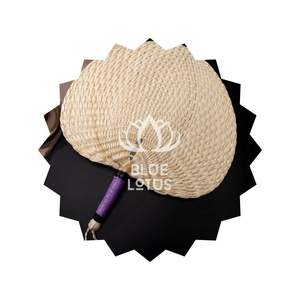 Éventail en feuille de palmier rustique fait à la main - Product Image 1