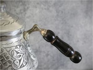 Tetera de acero inoxidable plateada de trabajo manual de alta calidad con asa, tetera decorativa para servir té para decoración de cocina de Hotel en casa - Product Image 6