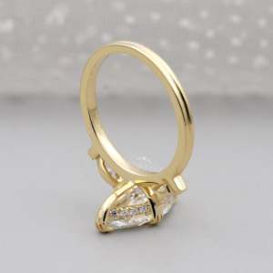 Anillo de Compromiso con Tres Piedras Marquise de Diamante Cultivado en Laboratorio con Certificación IGI y Halo Oculto - Product Image 5