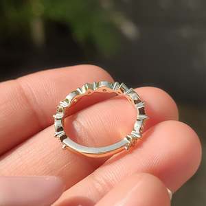Anillo de Boda de Oro Amarillo con Diamantes de Corte Redondo y Diseño de Contorno Marquise - Product Image 6