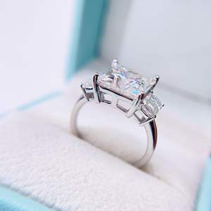 Princess Cut Mix Emerald Cut Tres piedras Diseño Moissanite Anillo de compromiso Estilo vintage - Product Image 4