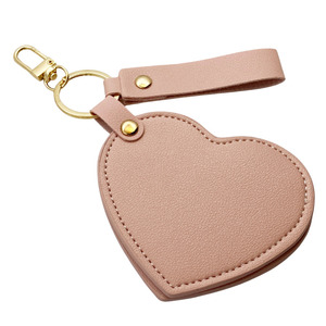 Espejo de maquillaje portátil a granel PU cuero corazón forma espejo llavero - Product Image 4