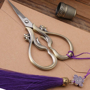 Tijeras de Bordado de Acero Inoxidable para Manicura y Belleza, Hoja Recta, Punta Pequeña y Afilada, Funda Protectora, Artesanía, Pakistán - Product Image 6