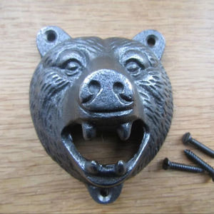 Abrebotellas clásico de hierro fundido montado en la pared con diseño rústico vintage perfecto para bares rústicos restaurantes y cocinas - Product Image 1