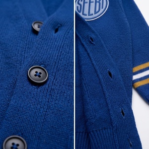 SEEBI SPORTS ผู้ค้าส่งใหม่ รับทำโลโก้ เสื้อคาร์ดิแกนไหมพรมถักลายเคเบิ้ลสีน้ำเงินรอยัลทรงโอเวอร์ไซส์ แบรนด์ Z Phi B Sorority แบบกระดุมสองแถว สไตล์วินเทจสำหรับผู้หญิง - Product Image 4