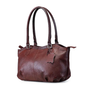 Un sac fourre-tout en cuir beige poli et brillant, tenu par une personne, avec une forme structurée, parfait pour un style professionnel raffiné - Product Image 6