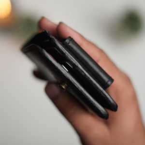 ไม่ใช่. กระเป๋าสตางค์หนังแท้สีโครเมียมแทน รุ่นคลาสสิค 81 สำหรับผู้ชาย ทำมือ เย็บเต็มใบ แบบพับสองตอน ปิดด้วยกระดุมแป๊ก ขนาดยาว ป้องกันการโจรกรรม สีดำ ไซส์ 5 - Product Image 4