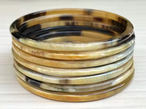 Conjunto de Brazaletes de Cuerno de Búfalo Real Hechos a Mano, Modernos y Ecológicos, Joyería de Cuerno Natural Pulido, Pulseras Coleccionables de Arte Premium Saniya - Product Image 2