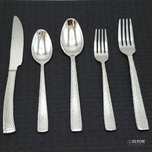Ensemble de couverts en acier inoxydable brillant avec un style moderne ajoutant de l'élégance et de la fonctionnalité aux présentations de table au quotidien - Product Image 4