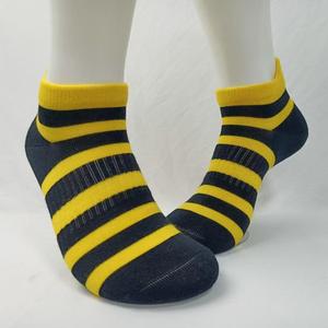 Personalizado clásico Atlético cojín algodón transpirable hombres entrenamiento tripulación poliéster calcetines fabricación deportivo transpirable calcetines deportivos - Product Image 1