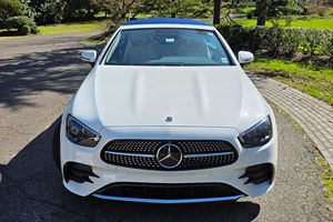 Mercedes-Benz E450 4Matic Cabriolet Turbo 6 cylindres AWD 2023 d'occasion en excellent état, très bien équipé, beige macchiato et bleu yacht - Product Image 1