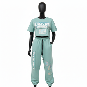 Ensemble haut court et pantalon de survêtement en molleton de coton brossé vert menthe premium 300 GSM pour femme avec empiècements logo appliqués - Ensembles pour femme - Product Image 1